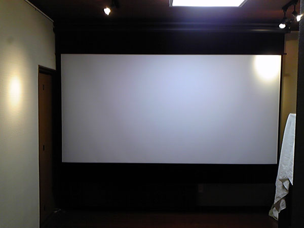 無事スクリーン設置できました