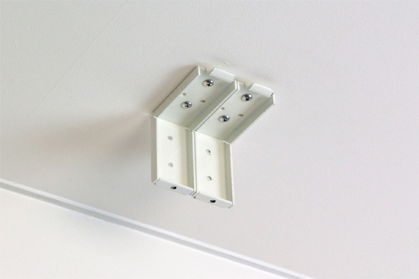 Lブラケットを取り付ける