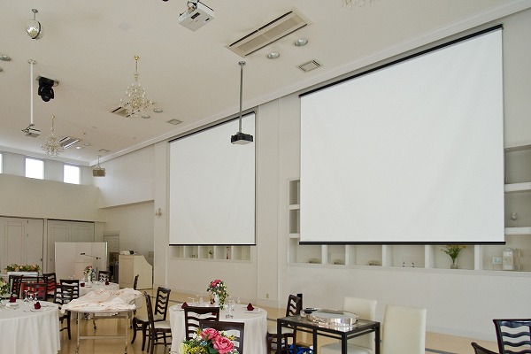 最大200インチの電動スクリーン