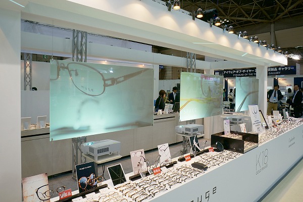 ガラスをスクリーンとして活用