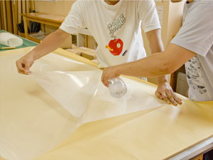 透過型フィルムの保護紙を剥がす