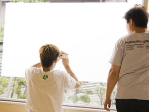 ヘラを使用して水分と気泡を取り除く