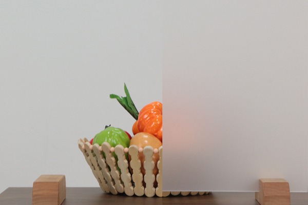 フィルム色はホワイト、奥の風景は見えない