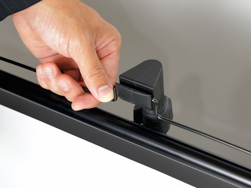 スクリーンを引き出し引っ掛ける