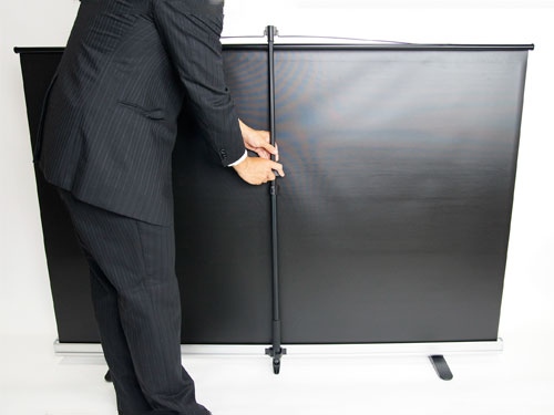 更に高くスクリーンを上げる