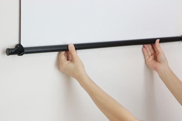 下のバーに巻きつけて収納