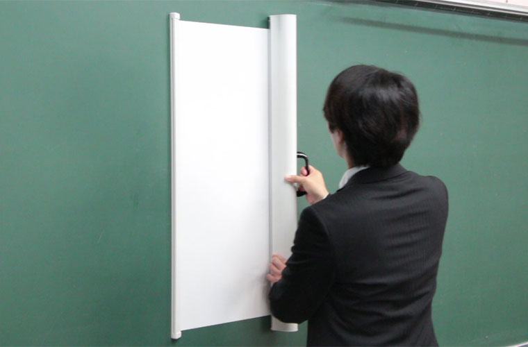 モバイルマグネットスクリーン　スクリーンを引き出す