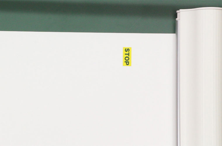 モバイルマグネットスクリーン　本体を固定する