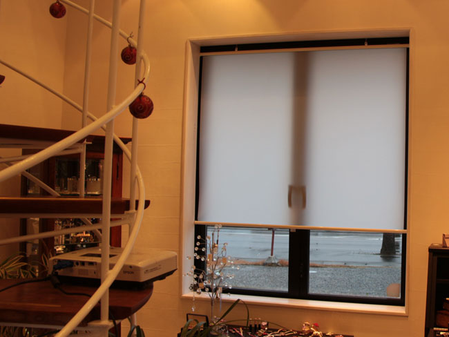 リア透過スクリーンを使って街頭広告として使用しています